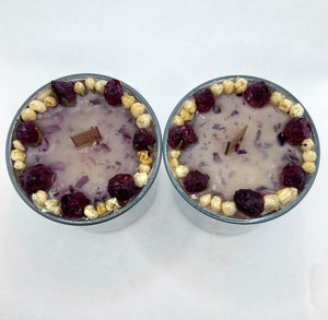Natural Stone & Dried Flowers Candle w/ Wood Wick in Snickerdoodle