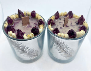 Natural Stone & Dried Flowers Candle w/ Wood Wick in Snickerdoodle