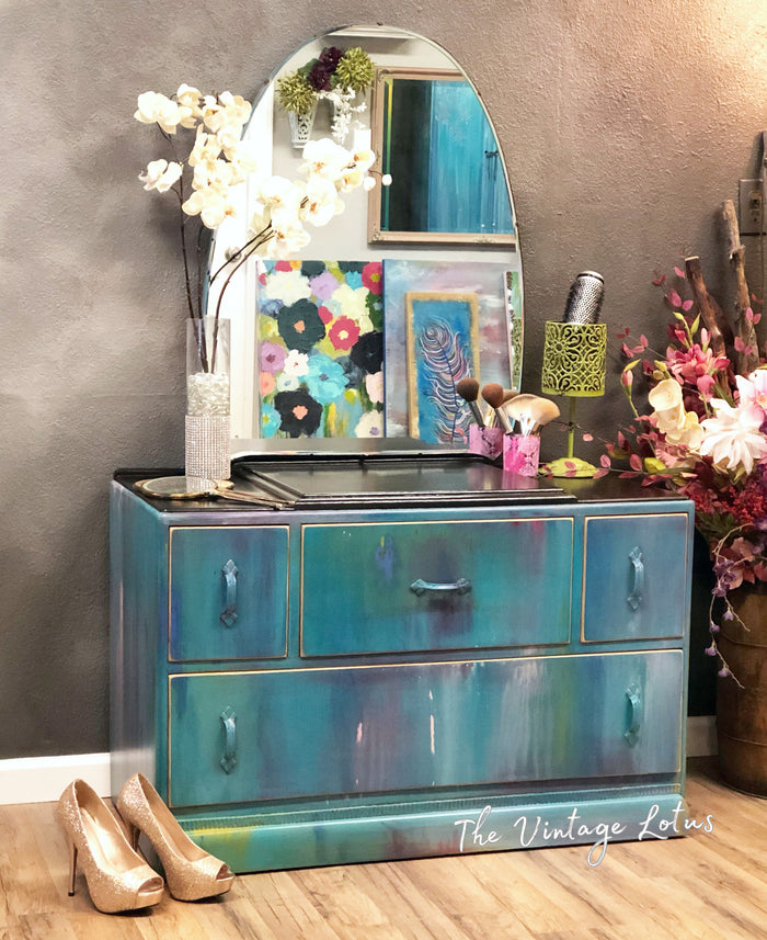 Beautiful Vintage Vanity Dresser