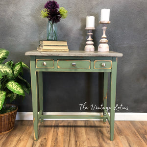 Cute Distressed Entry Table
