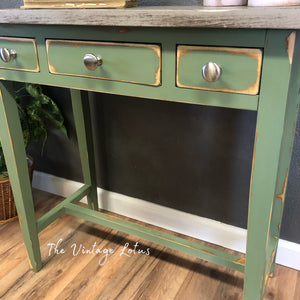 Cute Distressed Entry Table