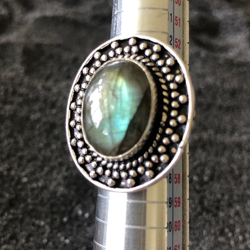 Breathtaking Labradorite Ring – THE VINTAGE LOTUS